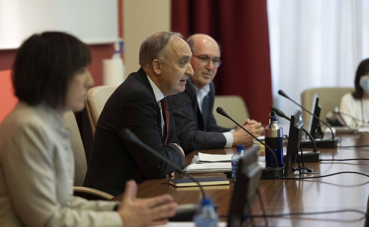 Helena Castán, Antonio Largo y José Ramón González, durante su debate. 