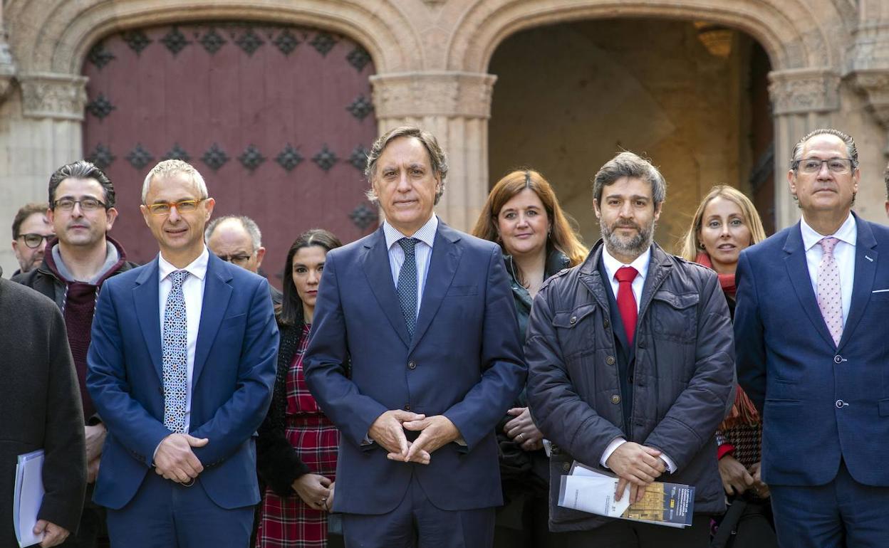 El presidente del Grupo Ciudades Patrimonio de la Humanidad de España y alcalde de Salamanca, Carlos García Carbayo junto al rector de la Universidad de Salamanca y el director general de Bellas Artes