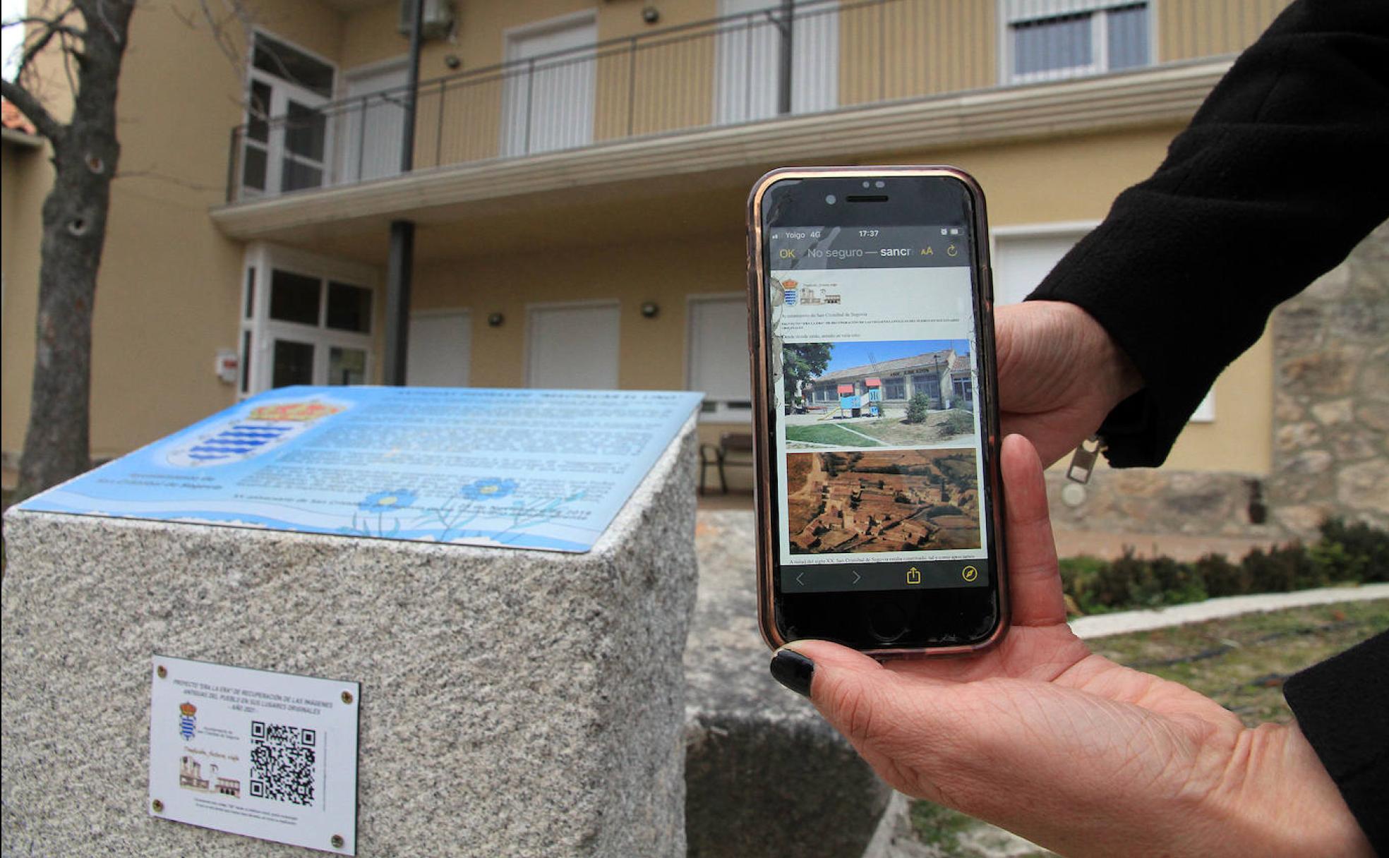 Monolito con el código y móvil con las fotos antiguas del lugar. 