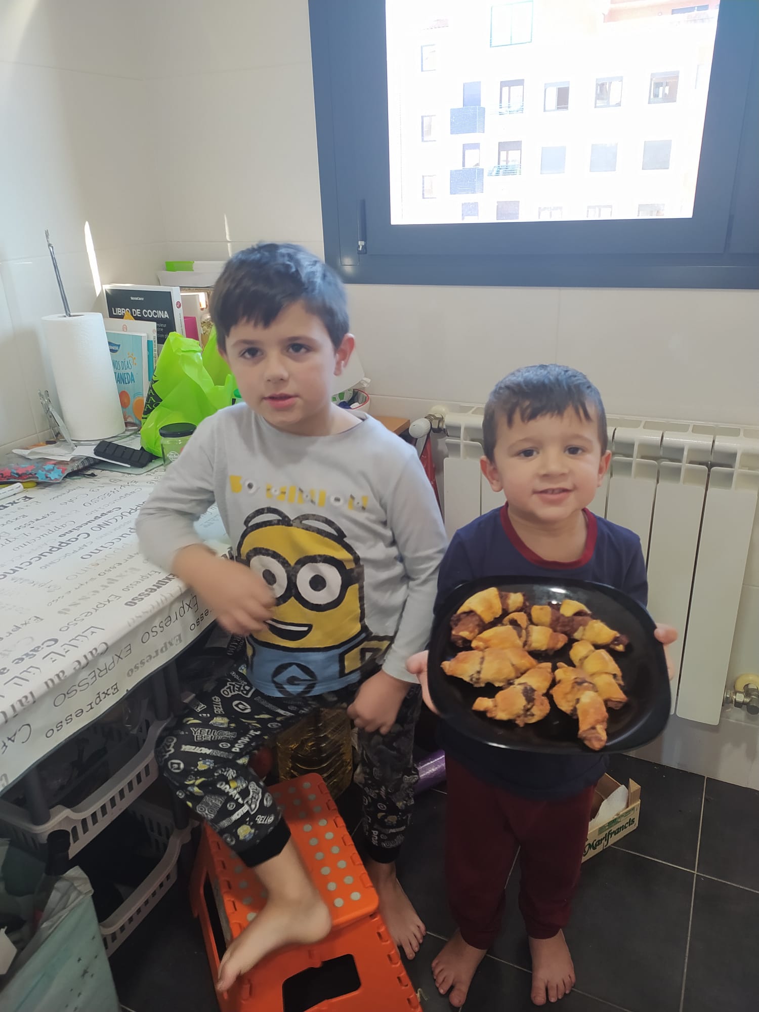 Nico y Pedro prepararon unos cuasanes de chocolate exquisitos. 