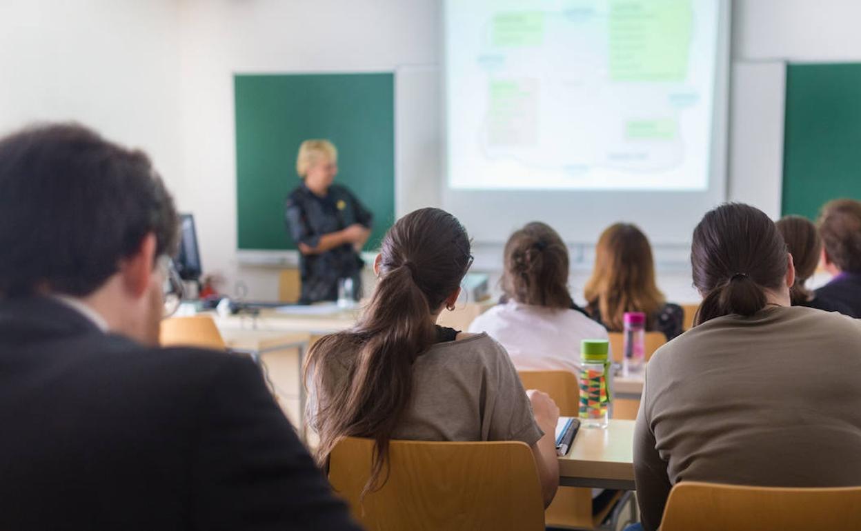 Los docentes de Castilla y León son los quintos peor pagados de España, según UGT
