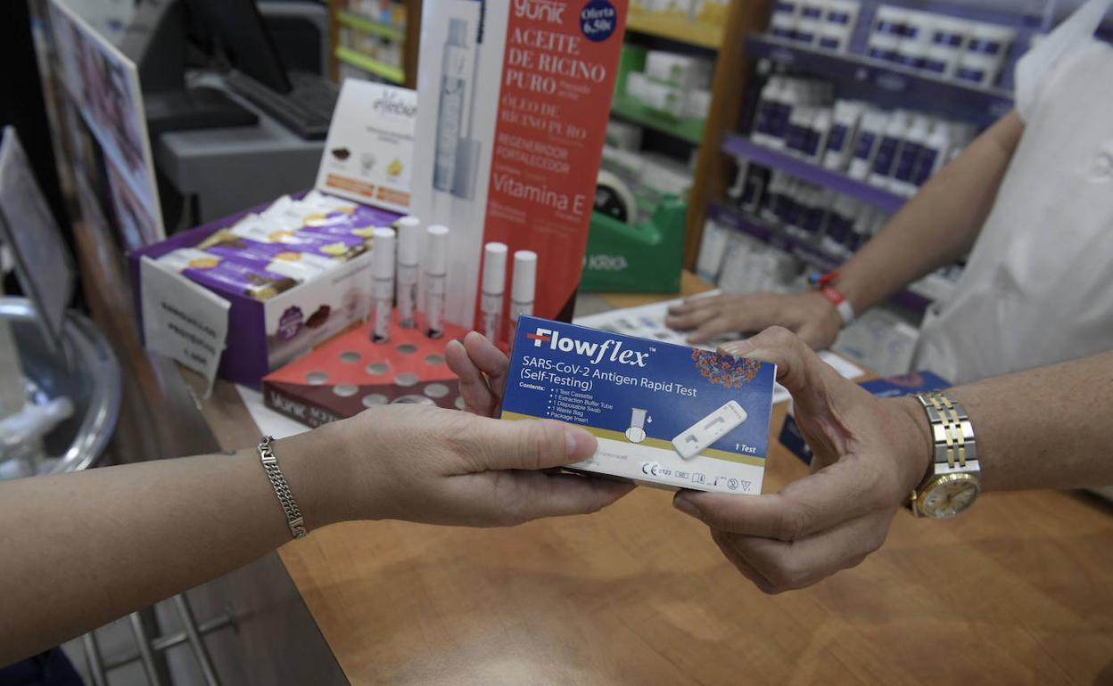 Venta de test de antígenos en una farmacia. 