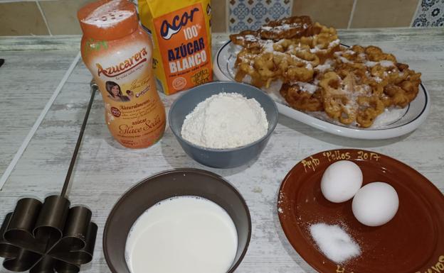 Imagen principal - Los ingredientes necesarios para la receta; las flores fritas con azúcar por encima y el molde calentándose en la sartén. 