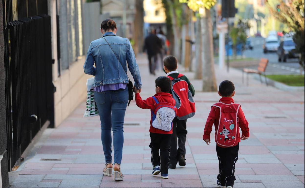 Niños yendo al colegio en Salamanca. 