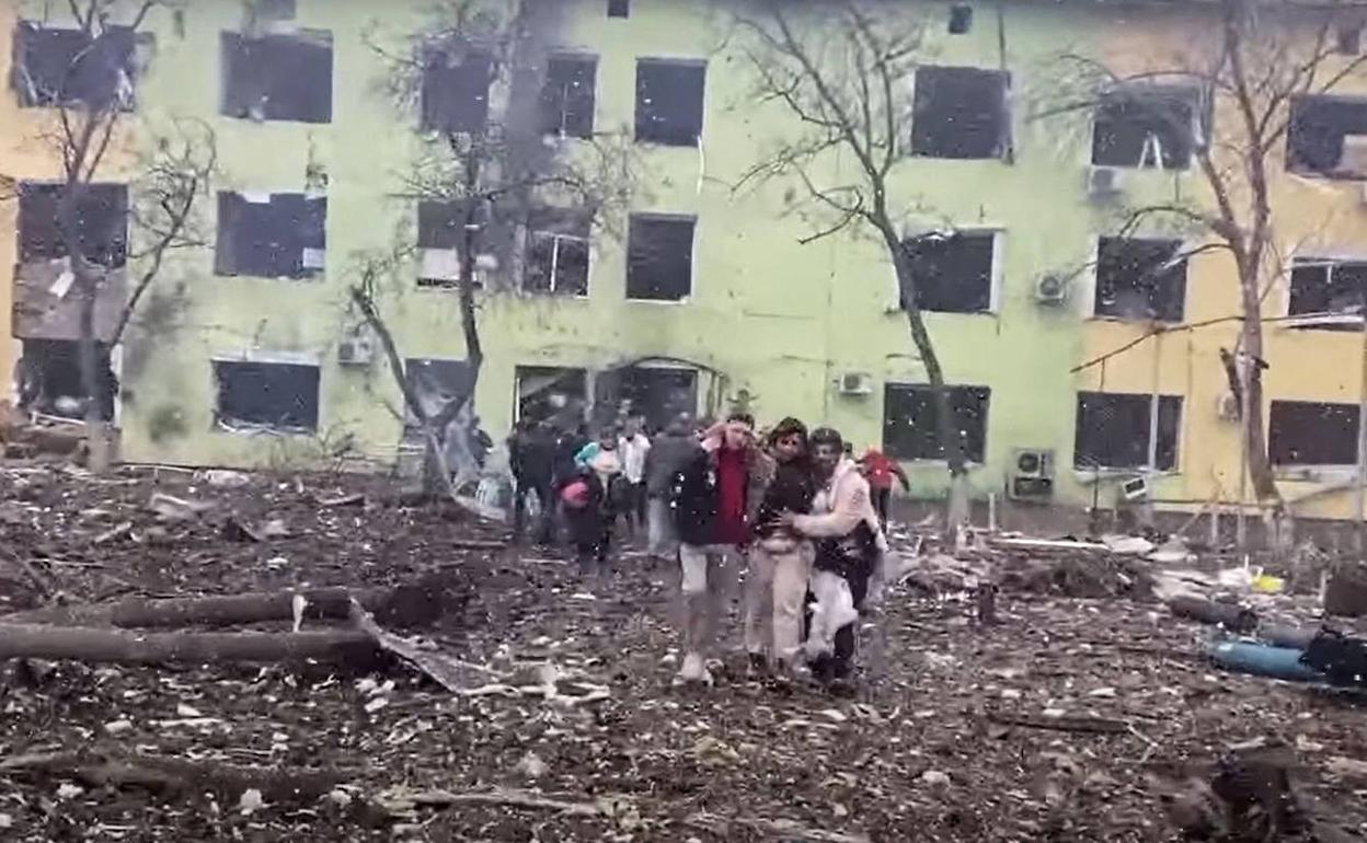 Estado del hospital de Maternidad atacado por las tropas rusas en la ciudad ucraniana de Mariupol. 