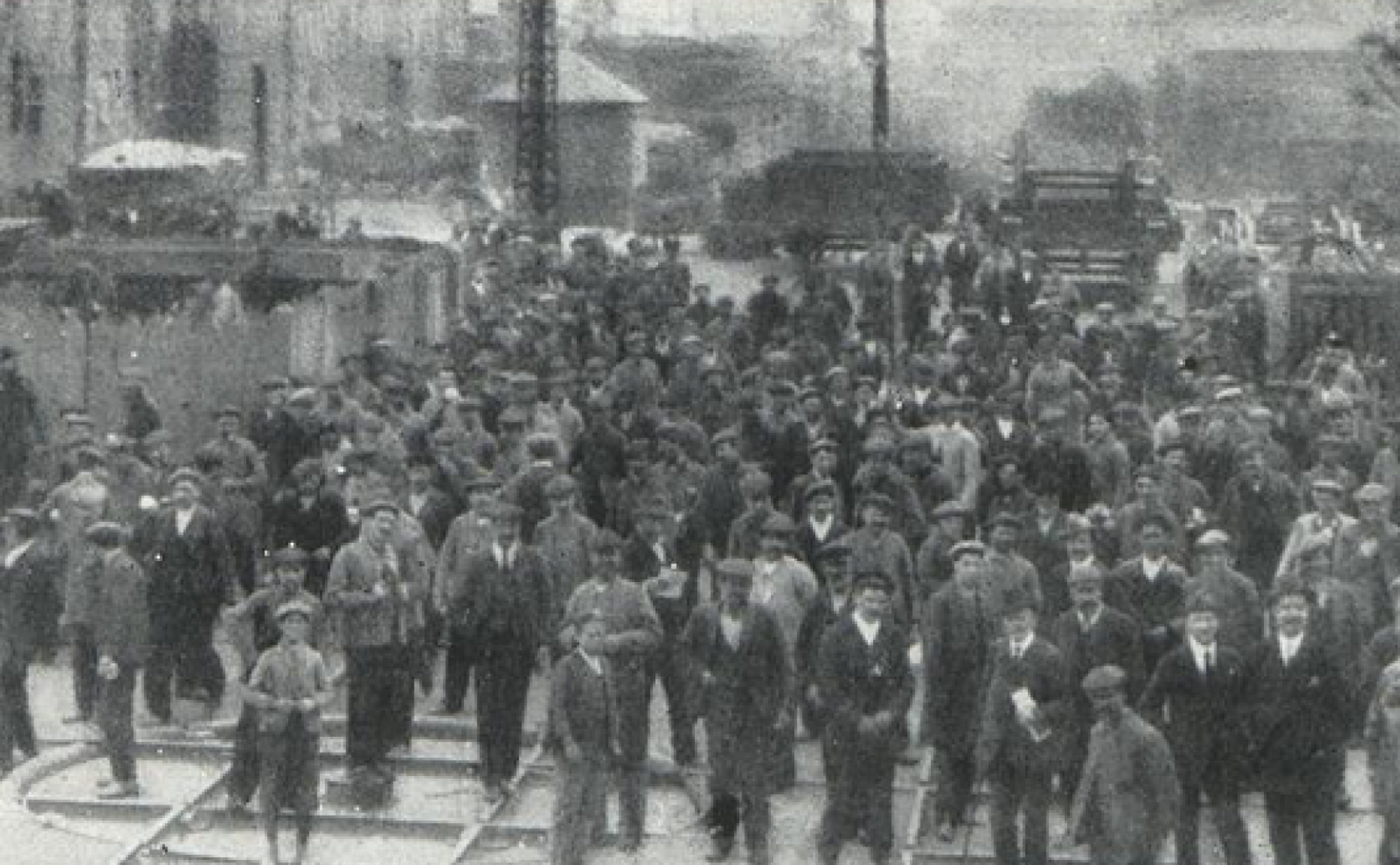 Inicio de la manifestación de ferroviarios contra el impuesto de consumos el 8 de marzo de 1912. 