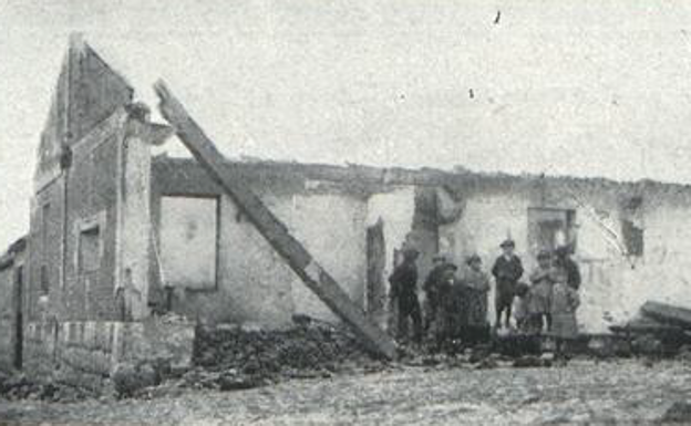 El fielato del alto de San Isidro, destrozado por las llamas tras la jornada de protesta. 