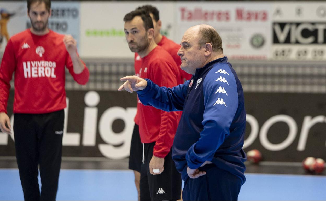 El técnico del conjunto navero Zupo Equisoain, durante un encuentro.