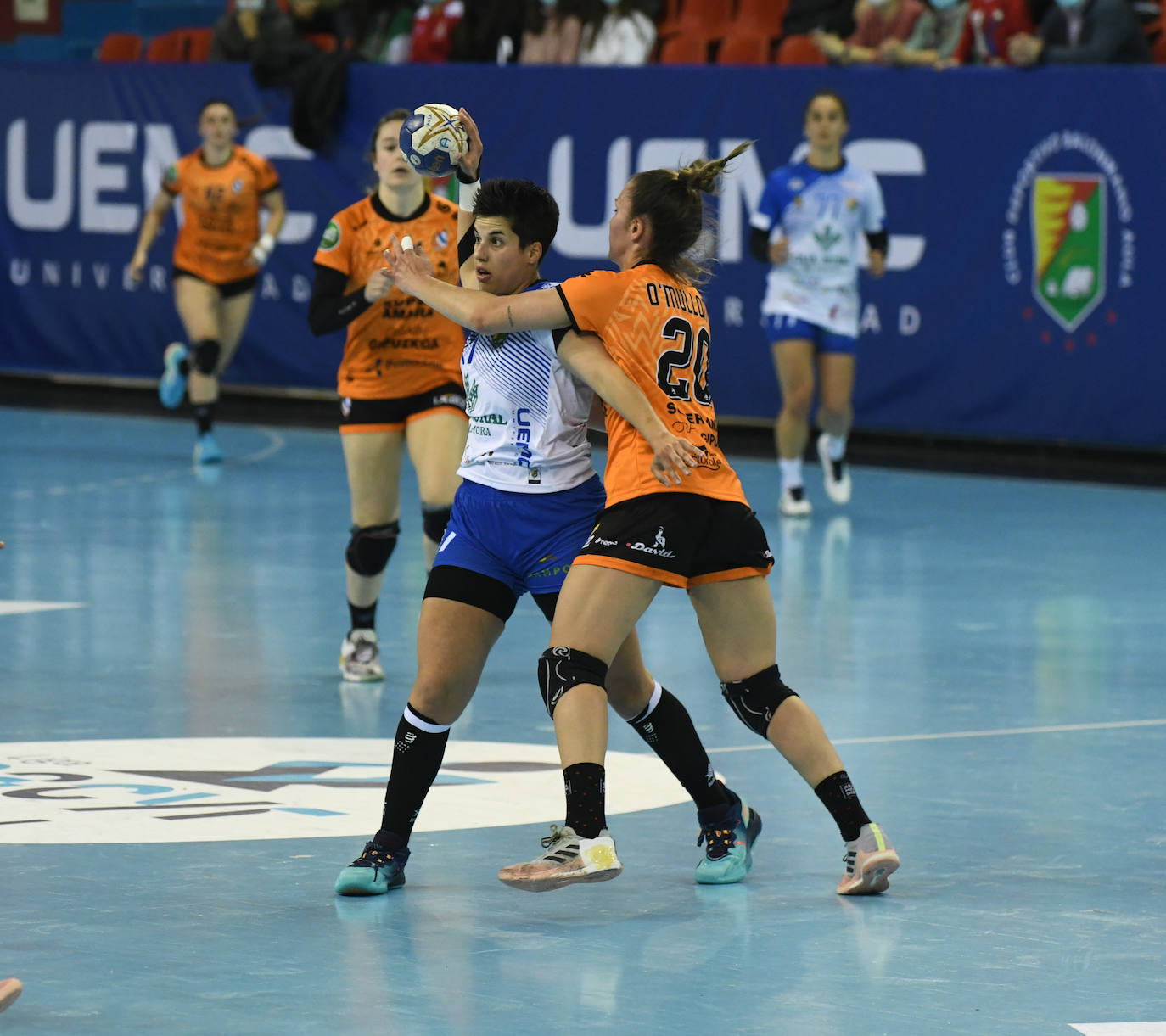 Partido entre el Balonmano Aula Cultural y el Balonmano Bera Bera. 