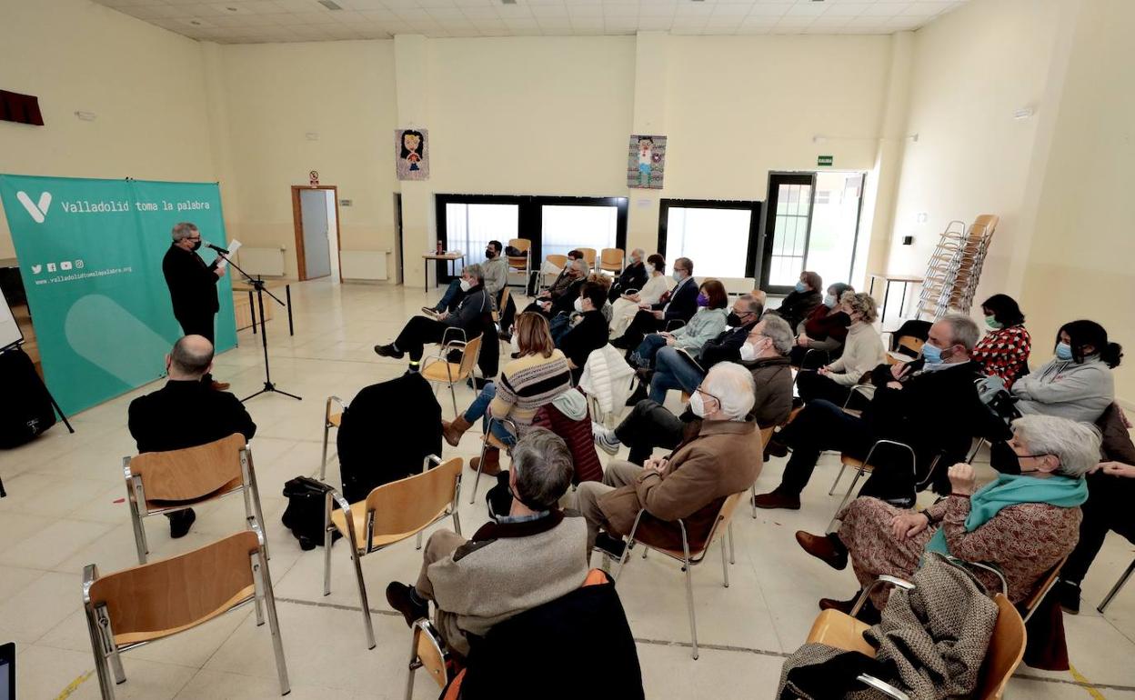 Asistentes a la asamblea de Valladolid Toma la Palabra siguen una de las intervenciones.