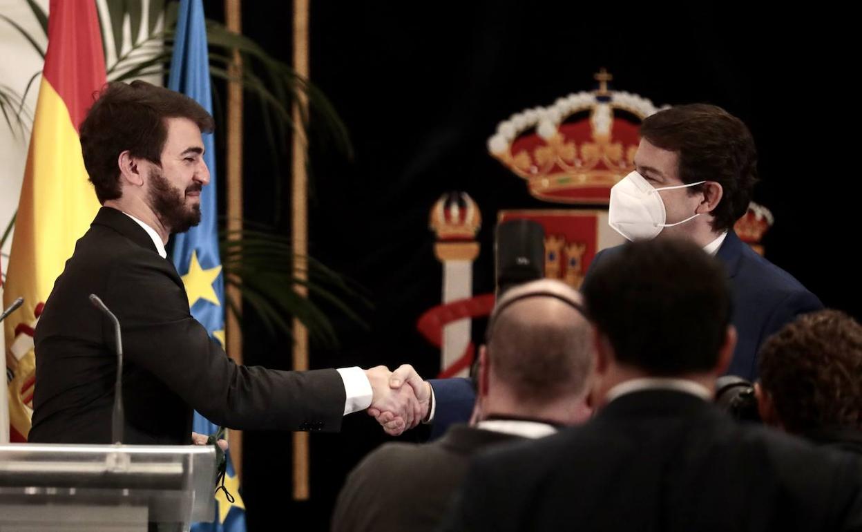 Juan García-Gallardo y Alfonso Fernández Mañueco sellan su pacto con un saludo. 