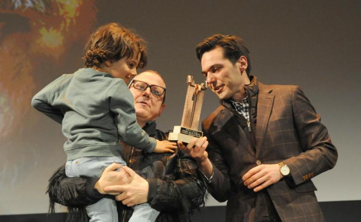 Óscar de la Fuente recibe el Roel, con su hijo en brazos, de manos del concejal y amigo Luis Carlos Salcedo. 