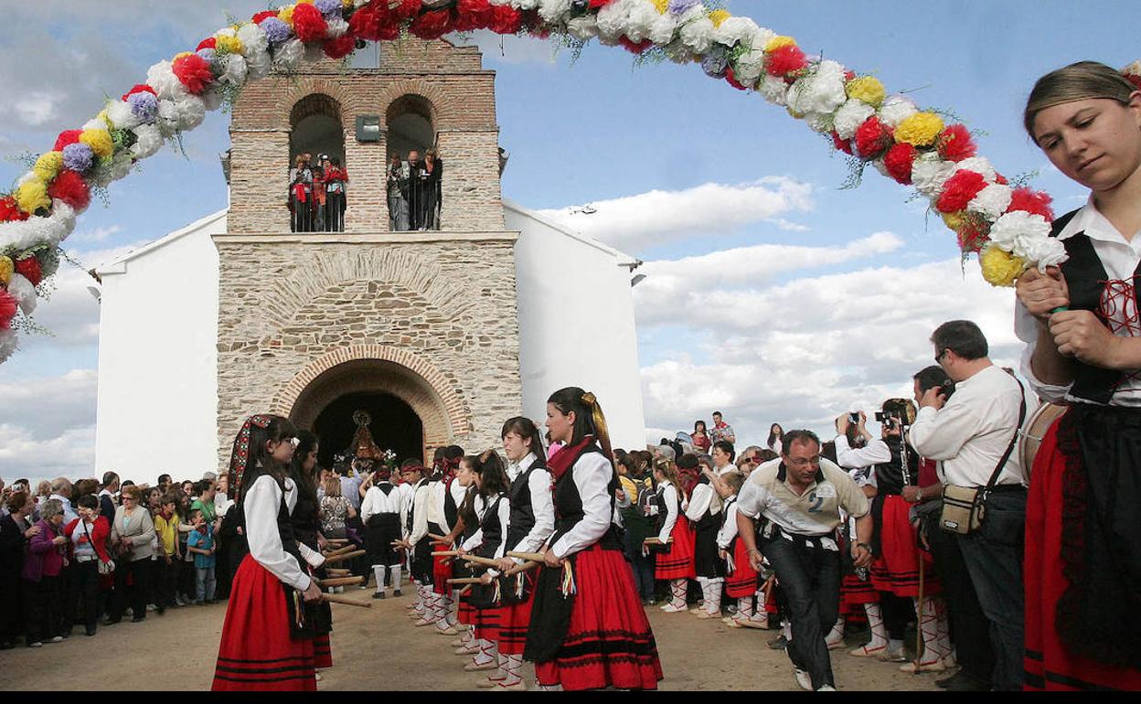 Arcos de flores, bailes de paloteo y cientos de fieles en la última subida de Bernardos, en 2010. 