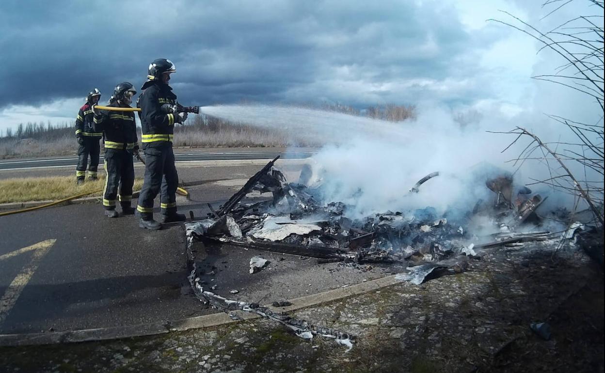 Los Bomberos sofocan el incendio en la caravana, este sábado. 