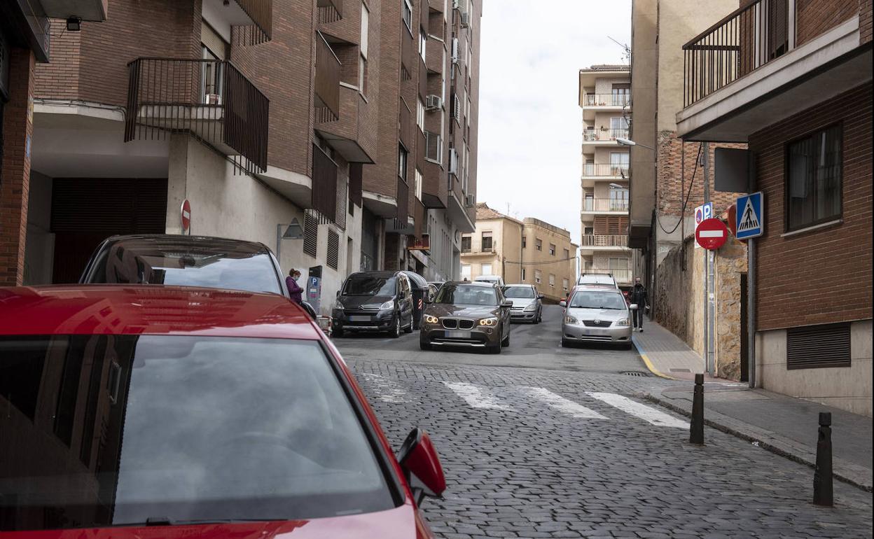 Tramo superior de la calle Ortiz y Paz que desemboca al fondo en el cruce con José Zorrilla y cuya continuación es Antonio Machado. 