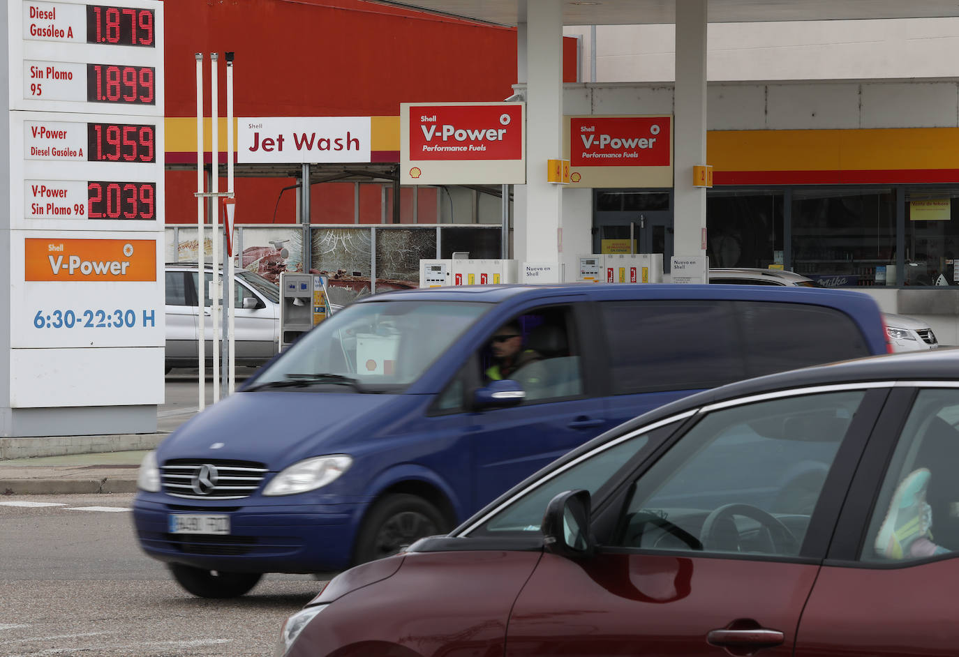 La escalada sin precedentes del precio del carburante desata la fiebre por rellenar el depósito