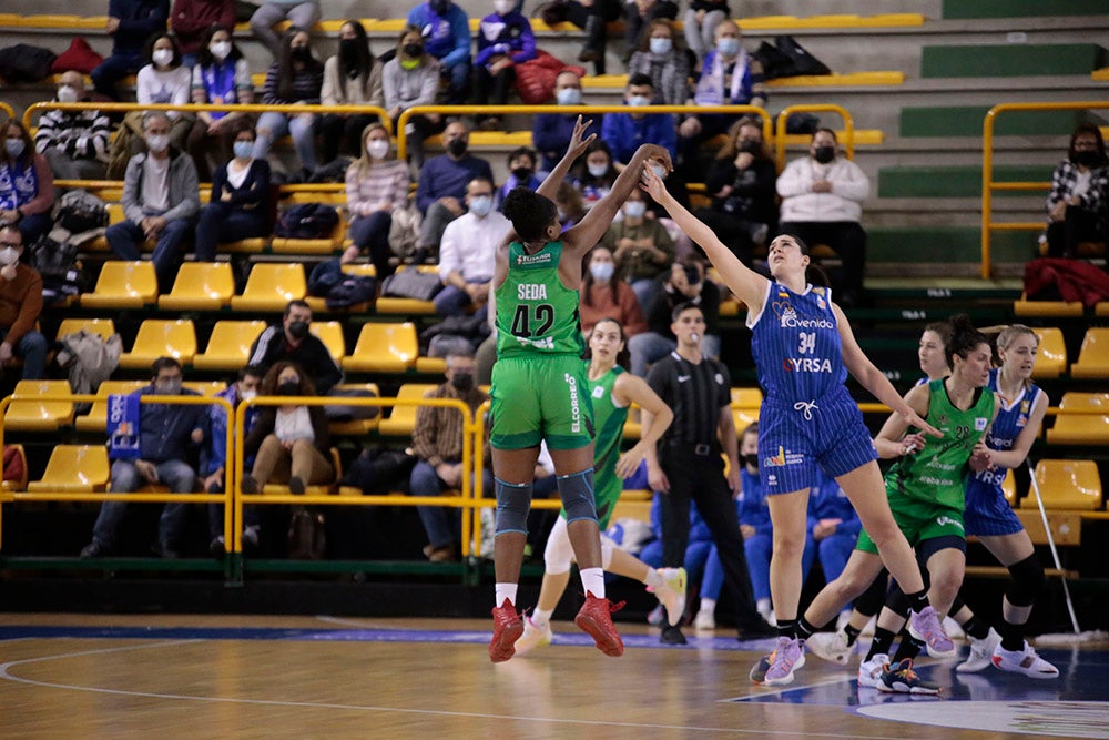El CB Avenida alarga su esfuerzo frente a Araski antes de la batalla de Fontajau (75-56)