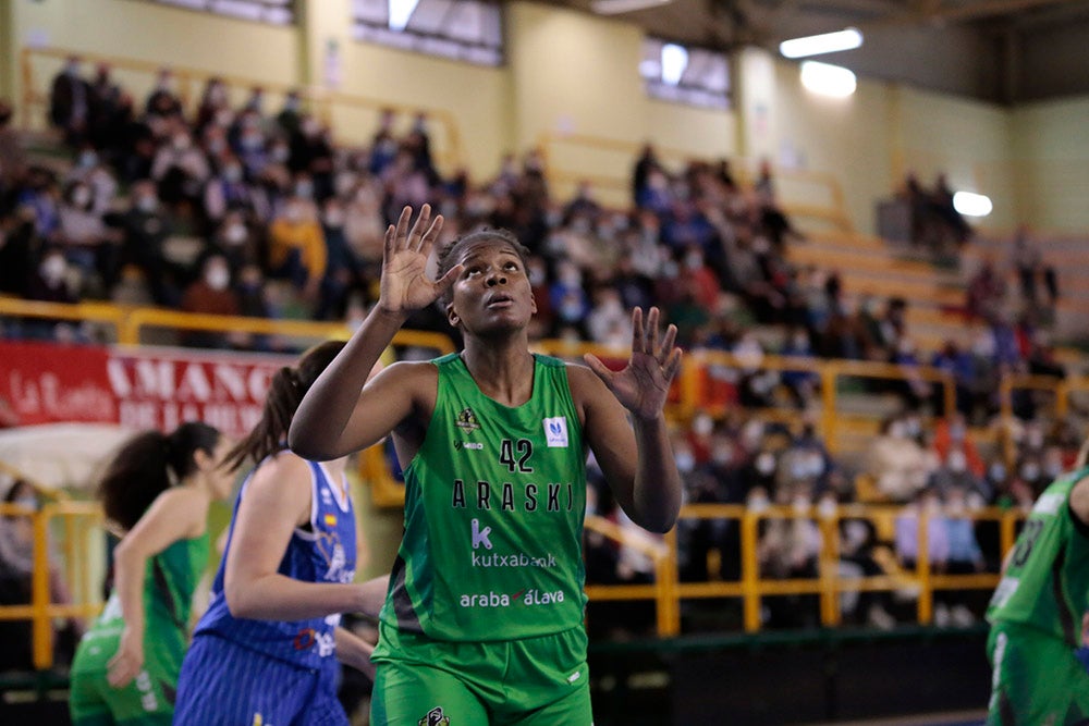 El CB Avenida alarga su esfuerzo frente a Araski antes de la batalla de Fontajau (75-56)