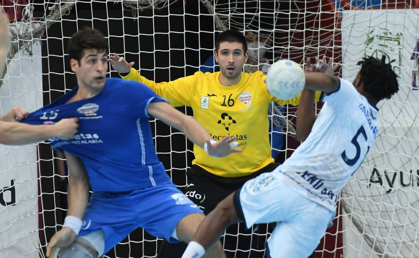 Fotos: El Recoletas Atlético Valladolid sale de puestos de descenso tras la victoria ante el Cangas (31-26)
