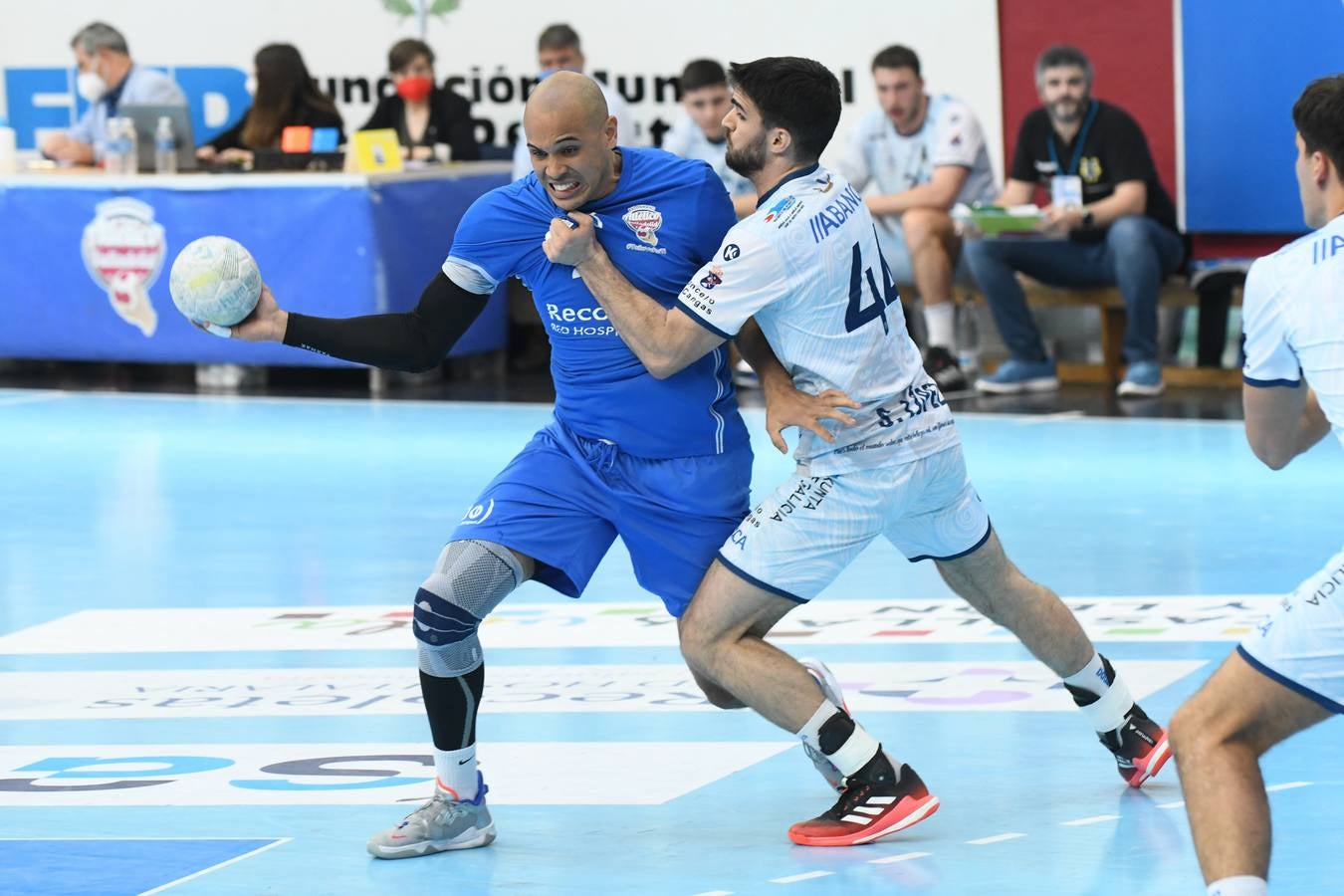 Fotos: El Recoletas Atlético Valladolid sale de puestos de descenso tras la victoria ante el Cangas (31-26)