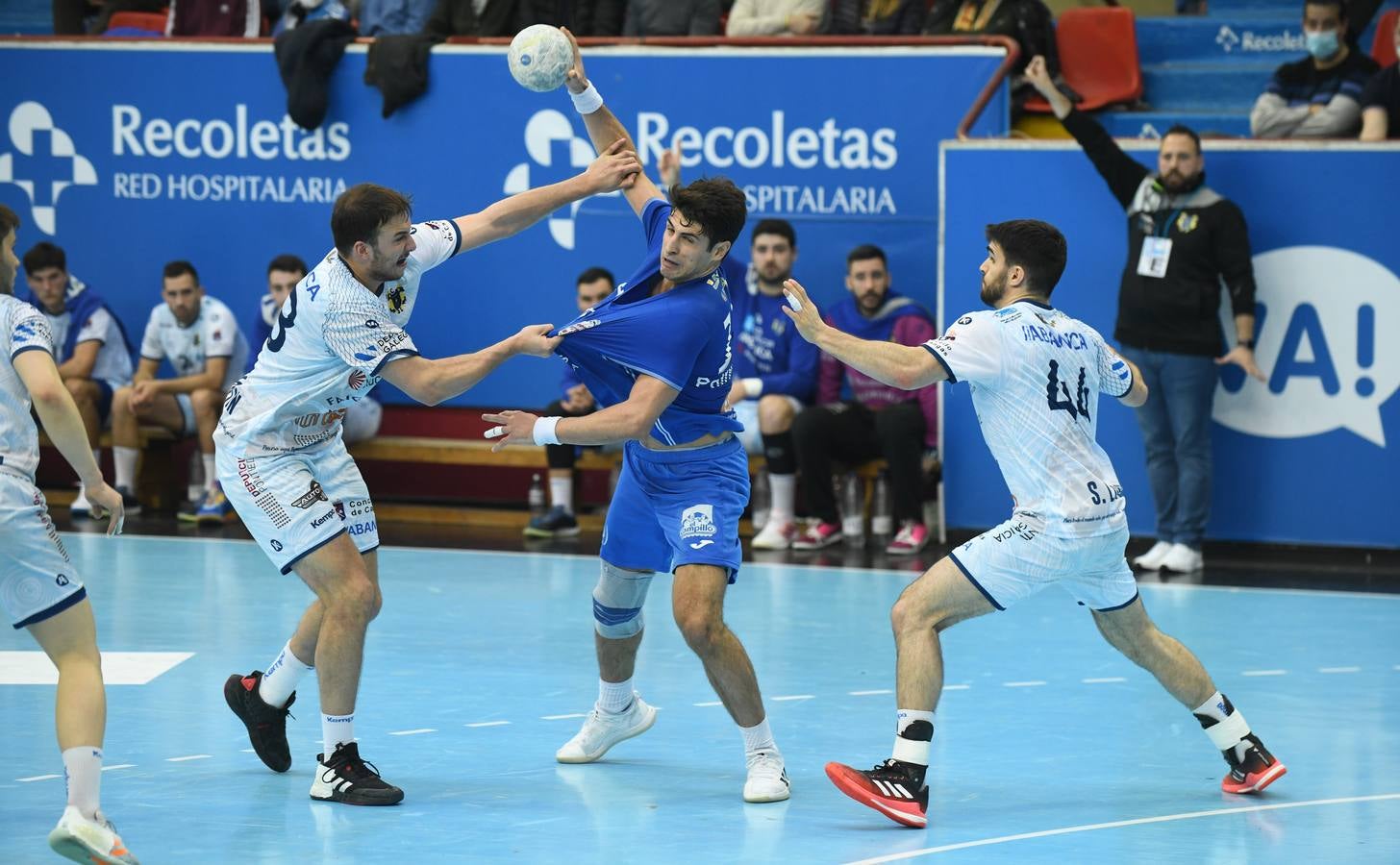 Fotos: El Recoletas Atlético Valladolid sale de puestos de descenso tras la victoria ante el Cangas (31-26)