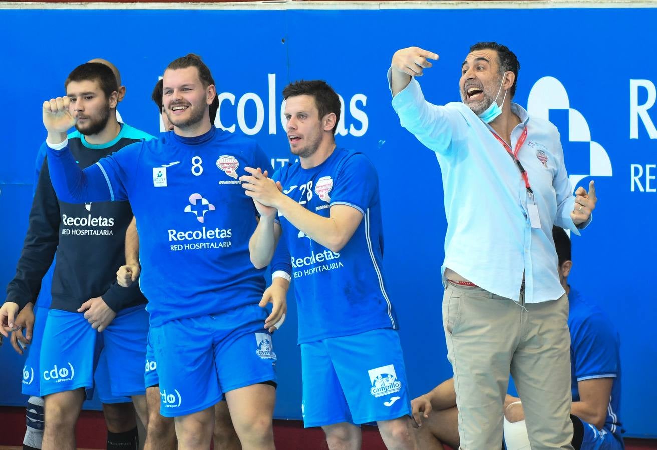 Fotos: El Recoletas Atlético Valladolid sale de puestos de descenso tras la victoria ante el Cangas (31-26)