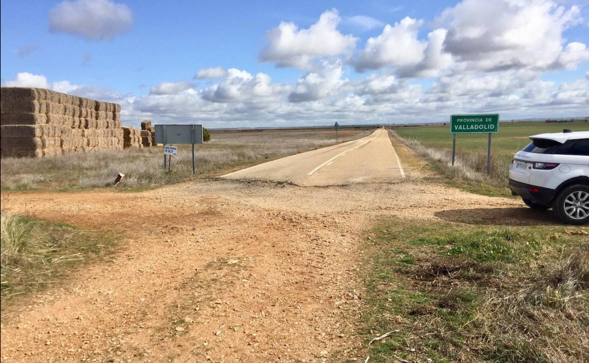 Tramo de tierra y corte del asfaltado entre provincias. 