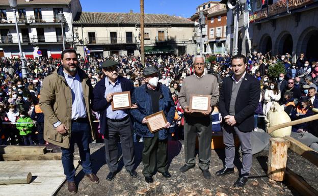 Entrega de los reconocimientos de esta edición de la Fiesta de los Gabarreros en El Espìnar. 