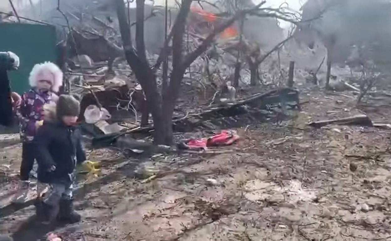 Secuelas del bombardeo de artillería rusa en una zona residencial en Mariupol donde un cohete golpeó una casa.