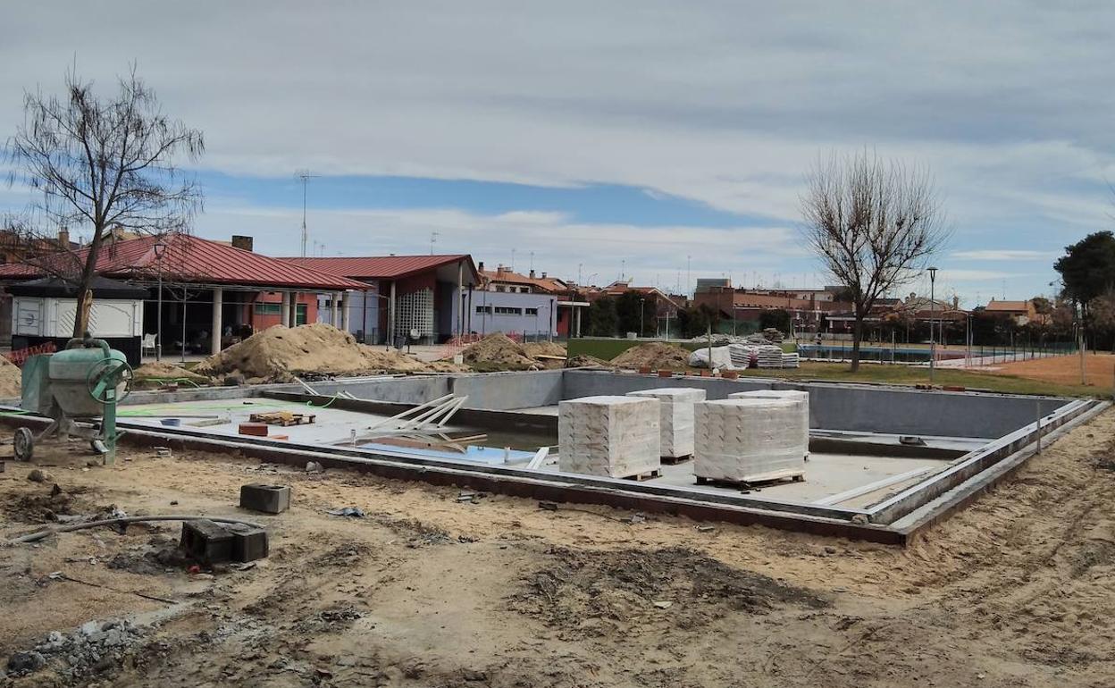 Obras del nuevo vaso en las piscinas de Pedrajas. 