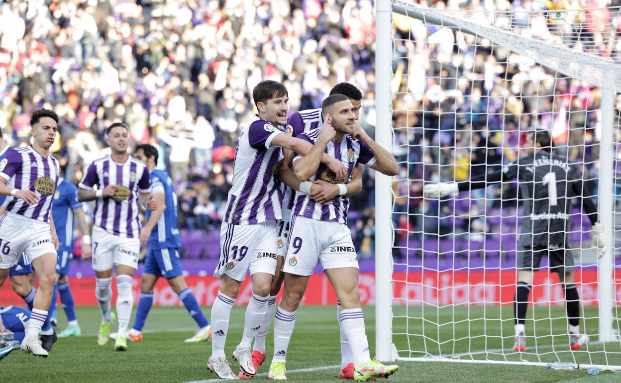 Weissman celebra el primero de los dos gones en la victoria ante el Real Oviedo 