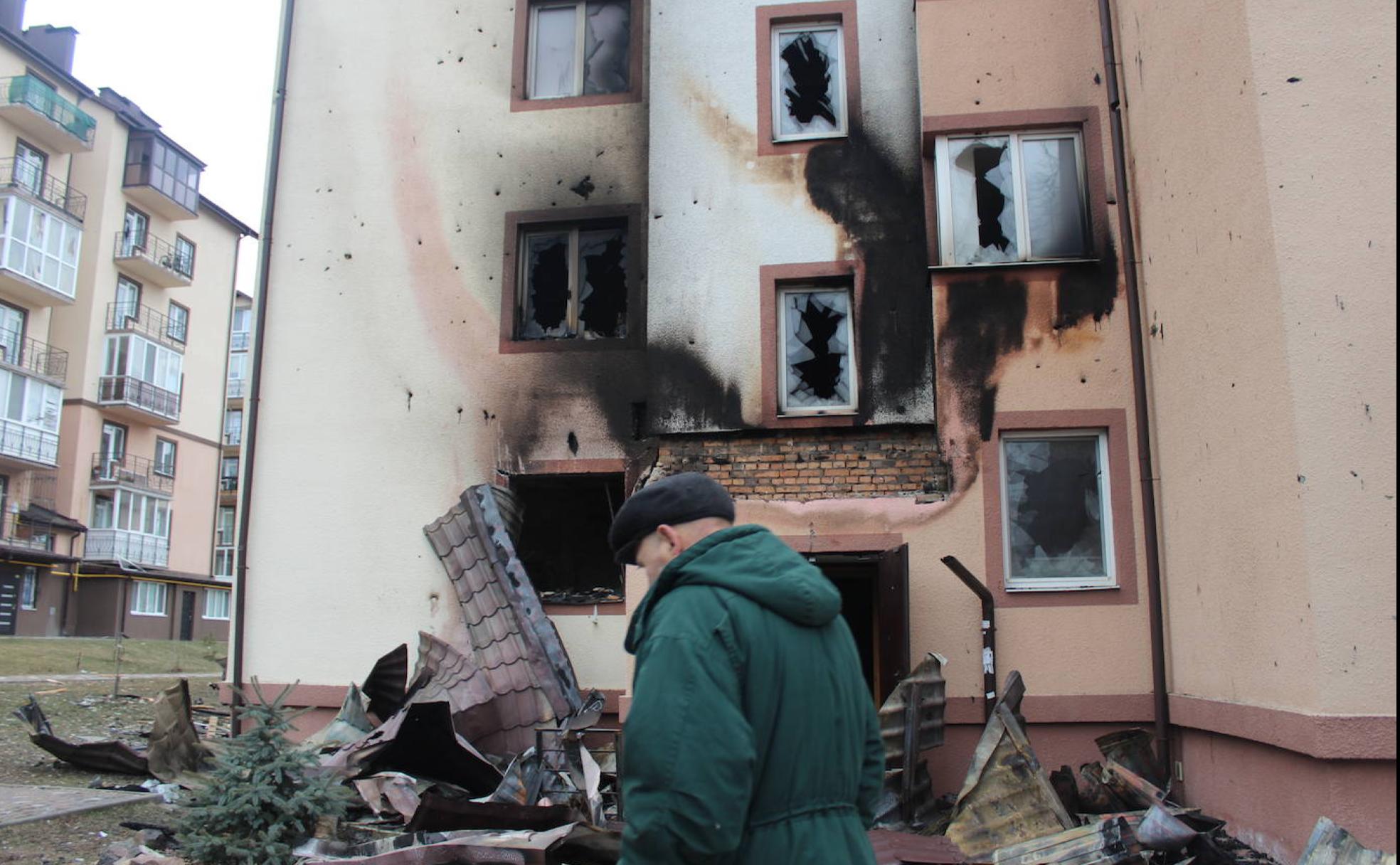 Entre explosiones. Uno de los vecinos evacuados de Irpín, donde los ataques se suceden cada día.