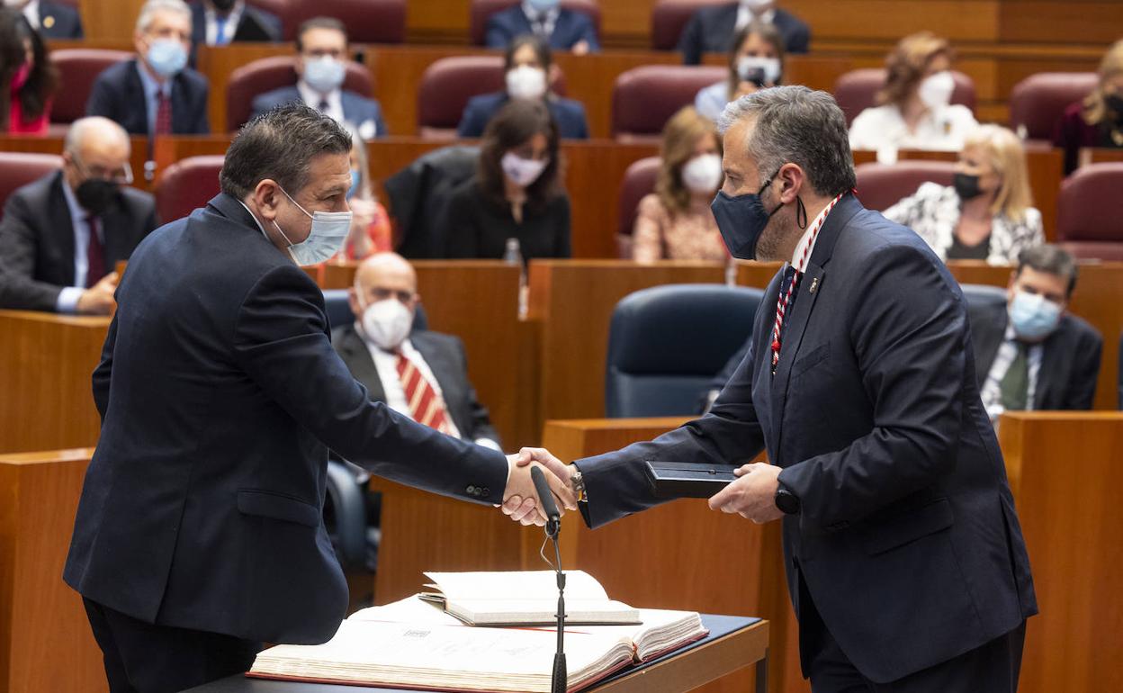 Luis Mariano Santos (UPL) saluda al presidente de las Cortes, Carlos Pollán (Vox). 