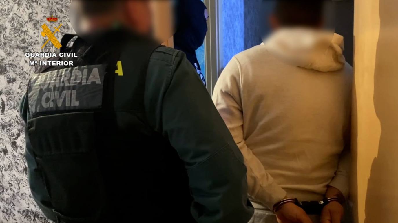 Agentes de la Guardia Civil con uno de los detenidos.