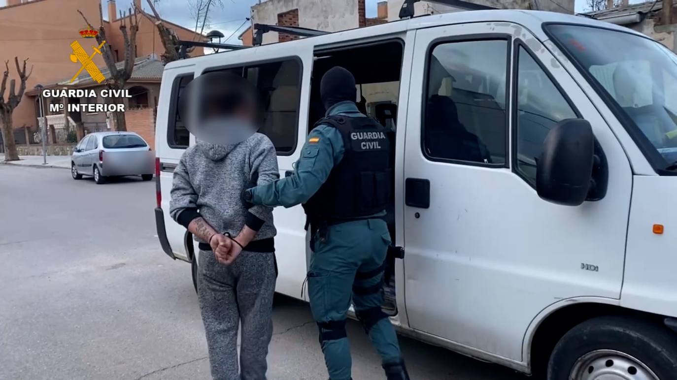 Agentes de la Guardia Civil con uno de los detenidos.