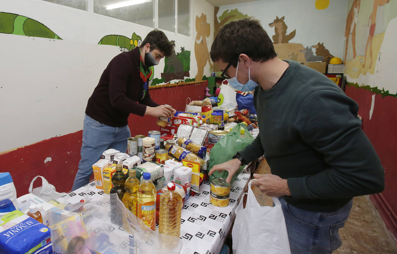 Sergio de Pedro y Javi Gallego se encargaron de ordenar la comida y colocarla en cajas. 