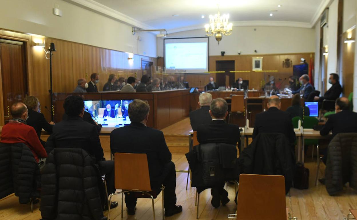 Acusados del juicio de la Perla Negra, antes de la suspensión de la vista. 