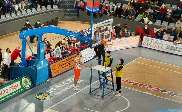 Varios técnicos arreglando la canasta durante el primer cuarto del partido. 
