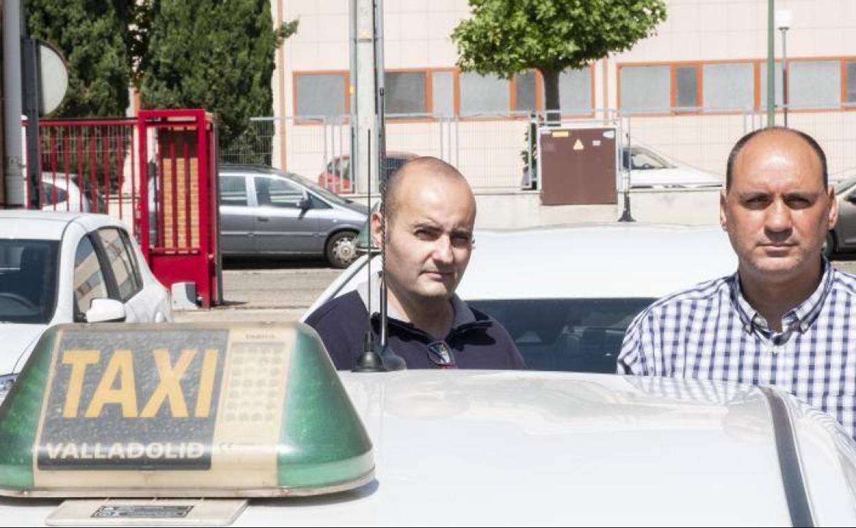 El vicepresidente de la agrupación de taxistas, Raúl de la Fuente junto al presidente Alberto Romo. 