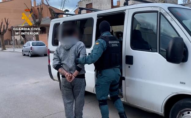 Uno de los detenidos por la Guardia Civil