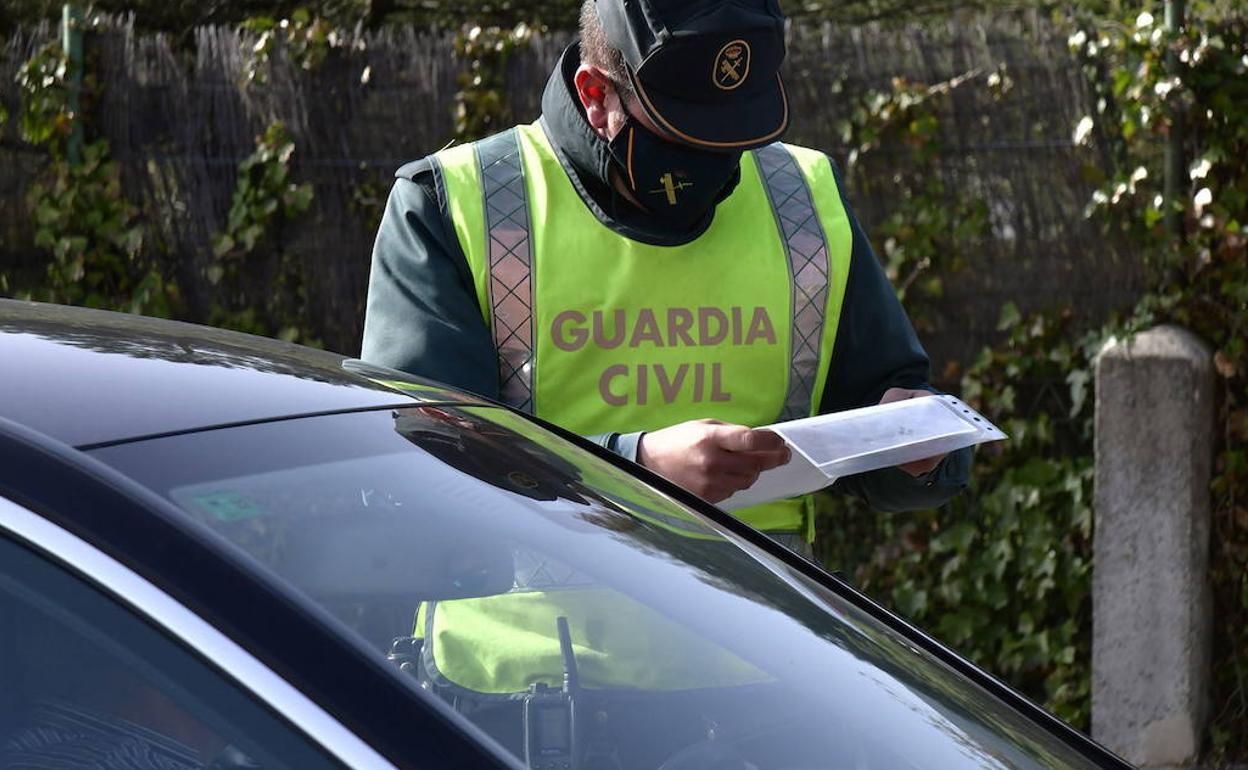 Imagen de archivo de un control de la Guardia Civil en la provincia de Segovia. 