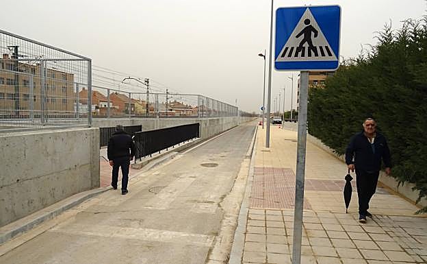 La salida del túnel peatonal y el murete que reduce la visibilidad de los conductores en la calle La Salud. 