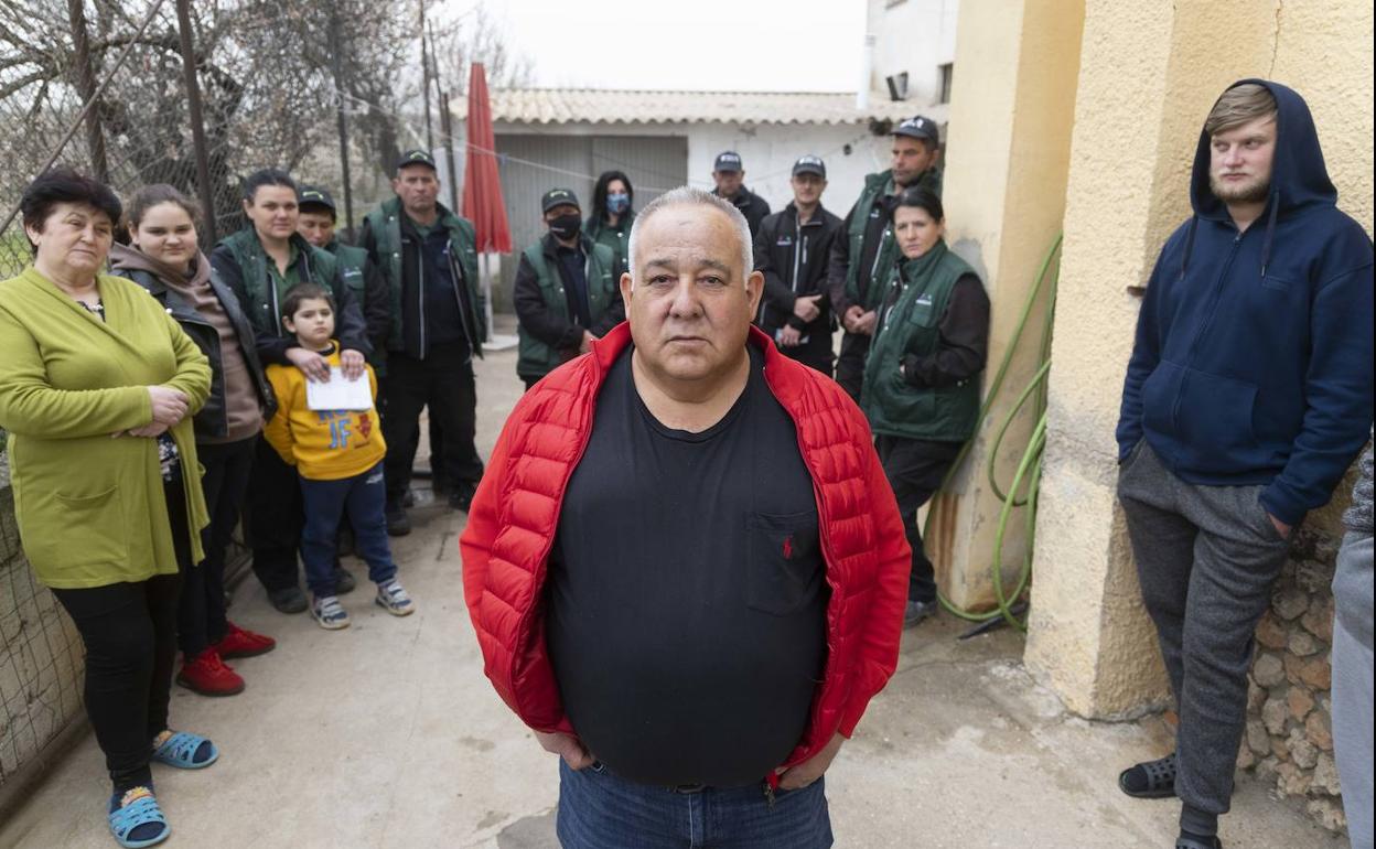 El agricultor Paco Villar, con sus trabajadores ucranianos en San Román de Hornija.