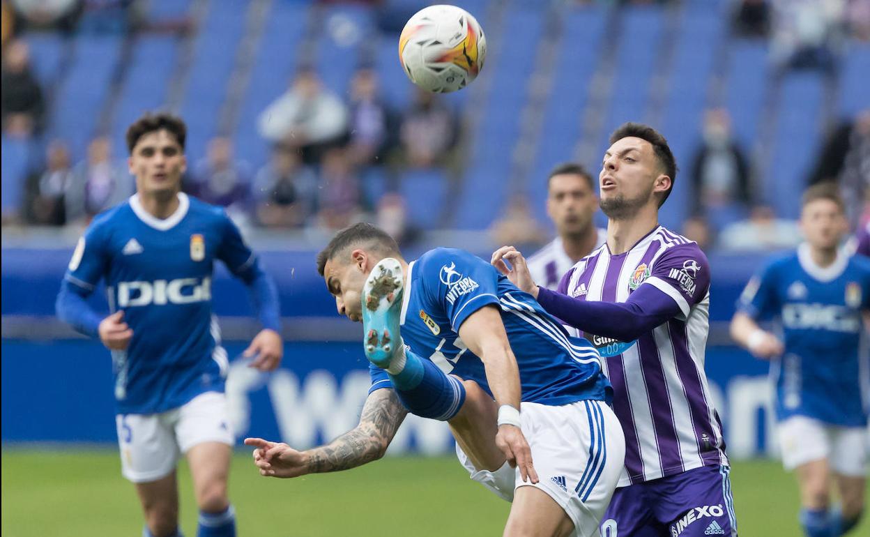 Plano pugna por un balón en el último partido en Oviedo. 