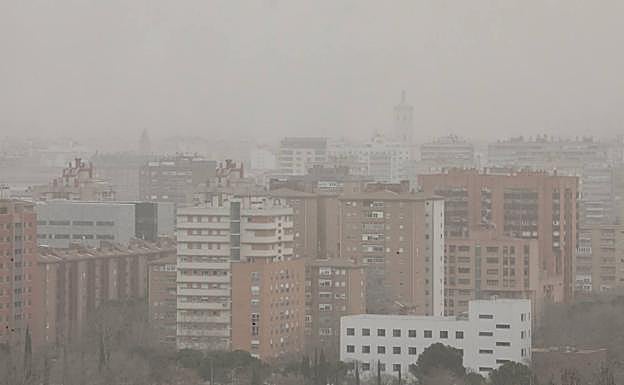 La calima persiste y tres provincias registran una calidad del aire «extremadamente mala»
