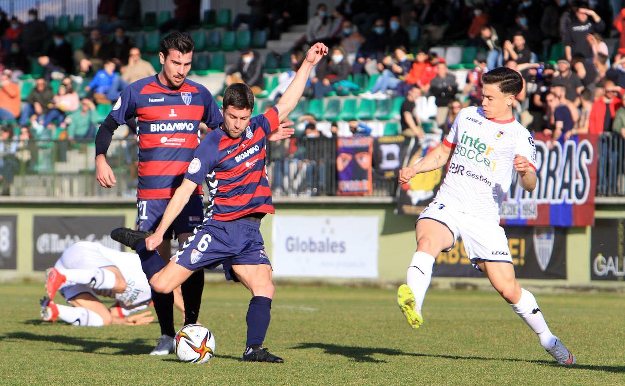 Manu intenta un lanzamiento desde fuera del área durante un partido en La Albuera.