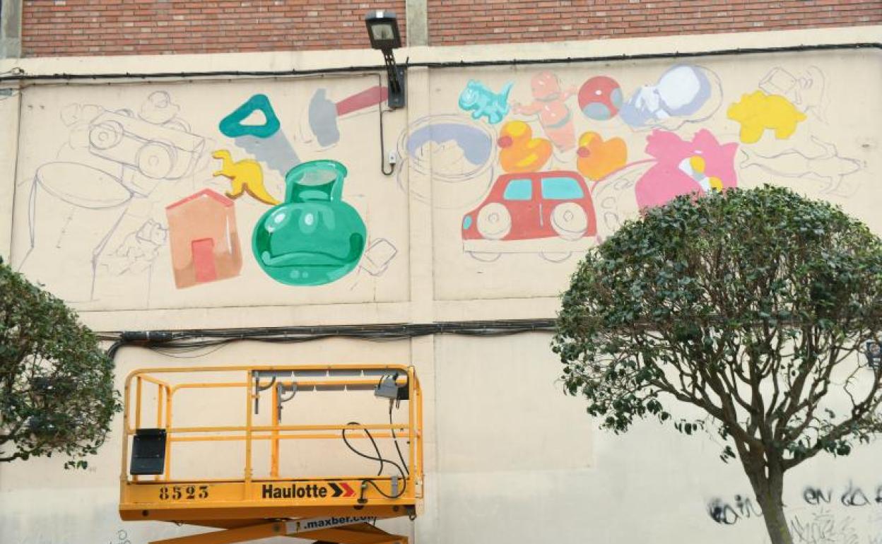 Mural en realización de Henar Bayón en la calle Estudios. 