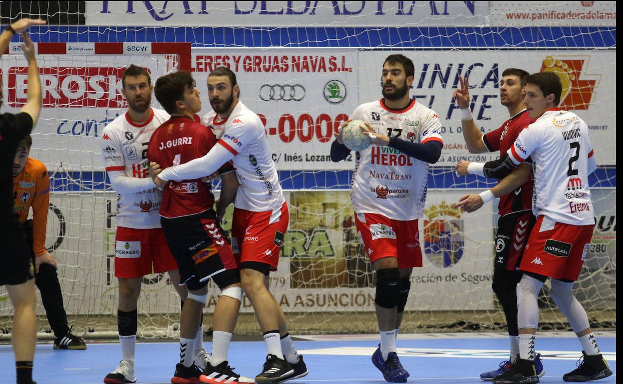 Gonzalo Carró, con el balón en sus manos, en un anterior partido con el BM Nava.