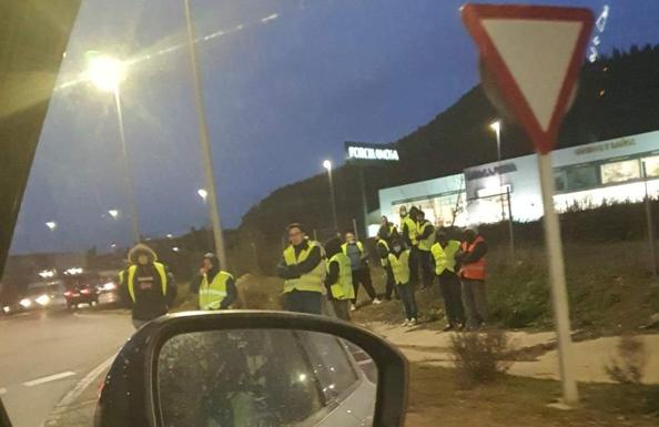 Transportistas que secundan la protesta, la pasada noche en la rotonda de La Cistérniga.