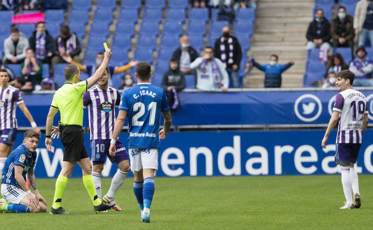 Toni Villa esboza una sonrisa sarcástica al ver la tarjeta amarilla mostrada por Iglesias Villanueva. 